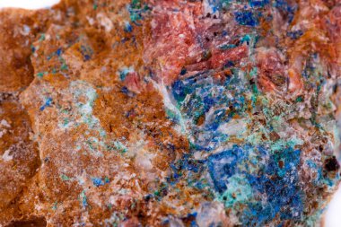 Makro mineral taş lacivert beyaz bir arka plan üzerinde