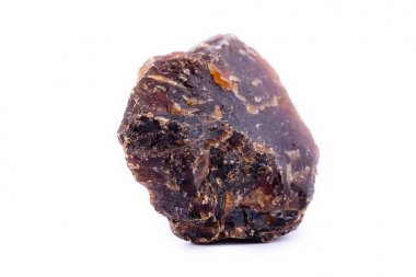 taş makro mineral beyaz bir arka plan üzerinde kehribar