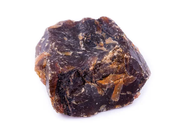 Piedra macro mineral ámbar sobre un fondo blanco — Foto de Stock