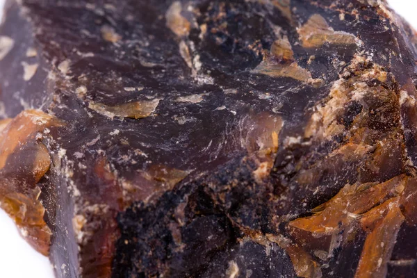 Piedra macro mineral ámbar sobre un fondo blanco — Foto de Stock