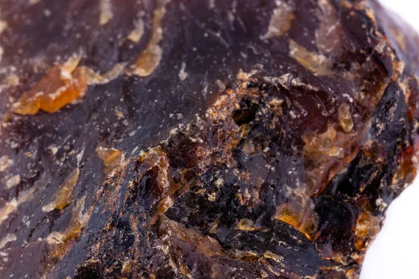 Stenen macro minerale amber op een witte achtergrond — Stockfoto