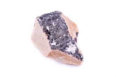 Beyaz bir arka plan üzerinde makro mineral krom taş