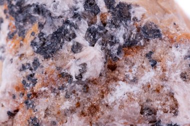 Beyaz bir arka plan üzerinde makro mineral krom taş