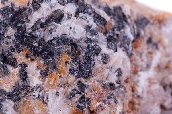 Pedra cromo macro mineral sobre um fundo branco — Fotografia de Stock