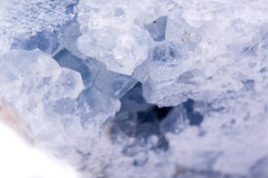 Beyaz bir arka plan üzerinde makro mineral celestite taş