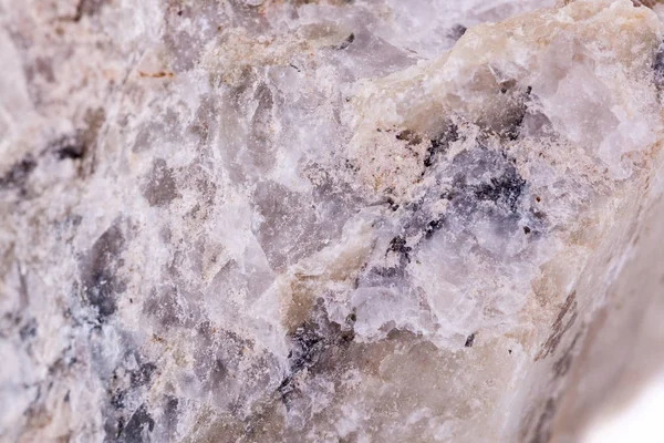 Makro mineraller spodümen taş beyaz bir arka plan üzerinde