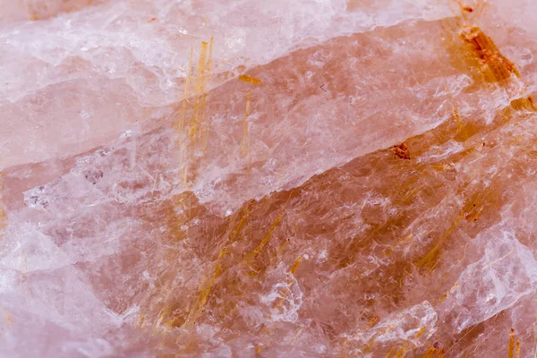 Taş makro mineraller Rutil kuvars beyaz bir arka plan üzerinde — Stok fotoğraf