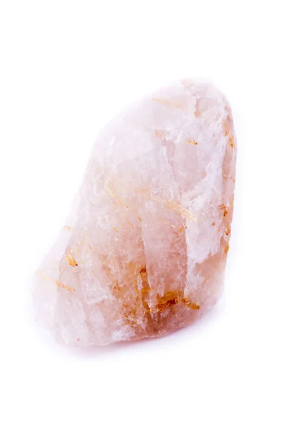 Pedra macro minerais rutilo em quartzo sobre um fundo branco — Fotografia de Stock