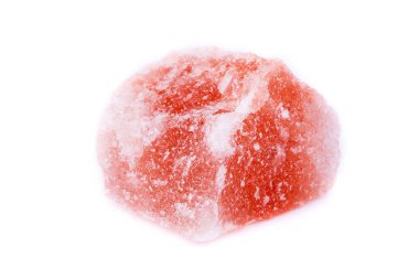 Beyaz bir arka plan üzerinde makro mineral tuz taş topaz