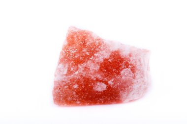 Beyaz bir arka plan üzerinde makro mineral tuz taş topaz