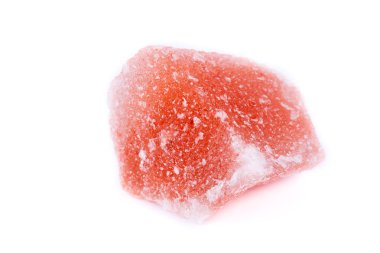 Beyaz bir arka plan üzerinde makro mineral tuz taş topaz