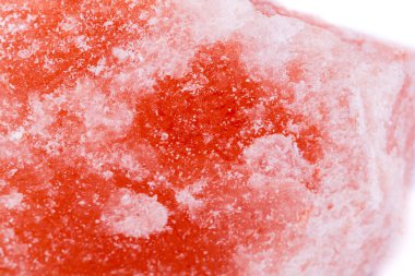 Beyaz bir arka plan üzerinde makro mineral tuz taş topaz