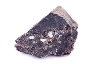 Beyaz bir arka plan üzerinde taş makro mineral ilmenit