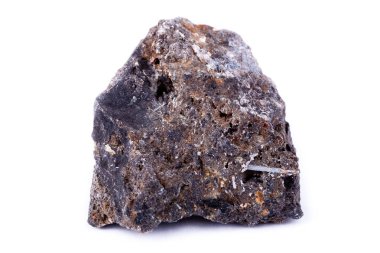 Beyaz bir arka plan üzerinde taş makro mineral ilmenit