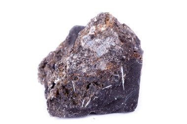 Beyaz bir arka plan üzerinde taş makro mineral ilmenit