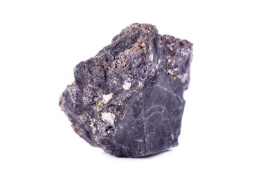 Beyaz bir arka plan üzerinde taş makro mineral ilmenit