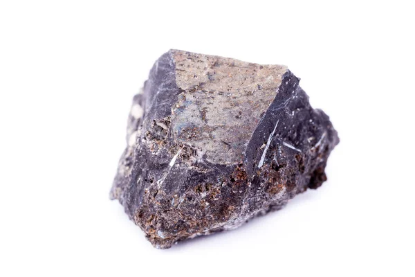Pedra macro mineral ilmenita sobre um fundo branco — Fotografia de Stock