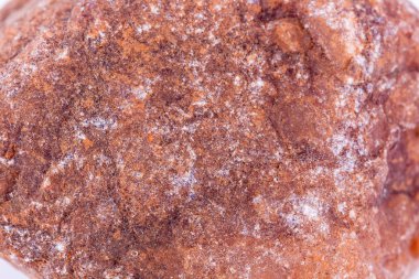 Makro lâl taşı taş beyaz bir arka plan üzerinde