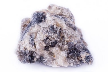 Makro plaka taş beyaz bir arka plan üzerinde