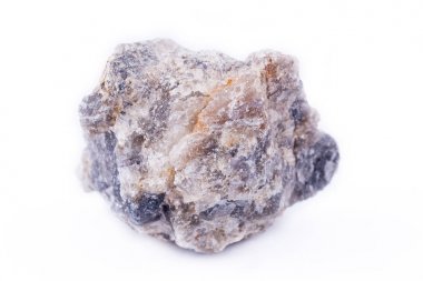 Makro plaka taş beyaz bir arka plan üzerinde