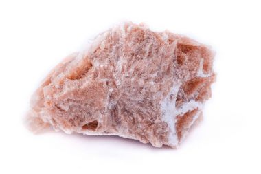 Beyaz bir arka plan üzerinde makro maden-taş çölde gül