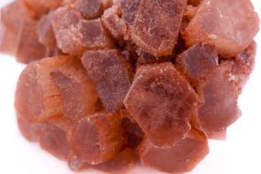 Makro mineral taş aragonit beyaz arka plan üzerinde