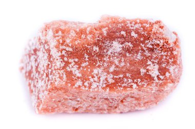 Makro mineral halite, beyaz bir arka plan üzerinde yakın çekim