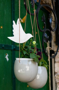 Kolye tencere çiçek ve yeşillik ile