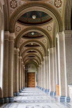 Güzel bir zemin ve boyalı tavan ile eski bir koridor