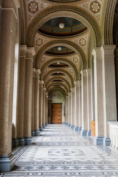 An old corridor with a beautiful floor and painted ceilings — Stock Photo, Image