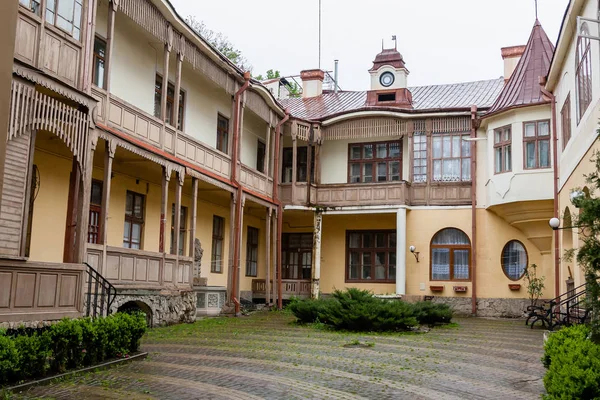 Un vecchio bellissimo cortile con balconi — Foto Stock