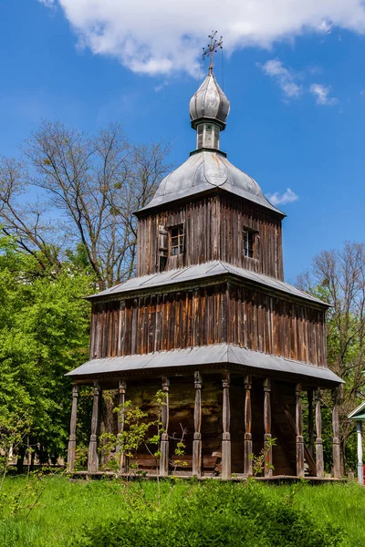 Igreja de madeira antiga em um contexto de céu azul — Fotografia de Stock