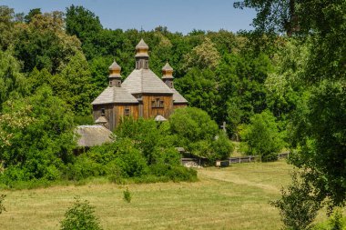 Mavi gökyüzü arka plan üzerinde eski ahşap kilise