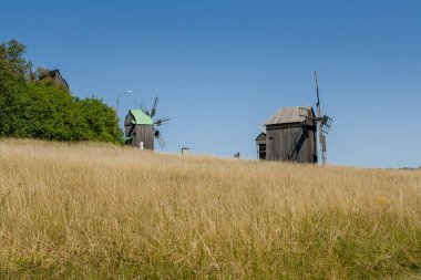 Mavi gökyüzü arka plan üzerinde eski yeldeğirmeni 