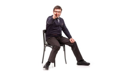 Bir takım elbise ve gözlük, yakışıklı bir adam oturuyor, smok bir boru ile