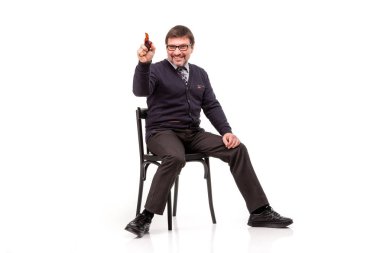 Bir takım elbise ve gözlük, yakışıklı bir adam oturuyor, smok bir boru ile