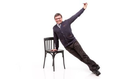 Bir takım elbise ve gözlük, yakışıklı bir adam oturuyor, smok bir boru ile