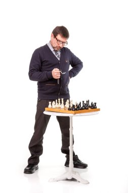 Yakışıklı bir adam bir takım elbise ve gözlük, Sigara için bir boru ile bir