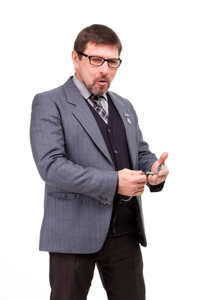 Jóképű férfi öltöny és szemüveg, óra, fehér háttér — Stock Fotó