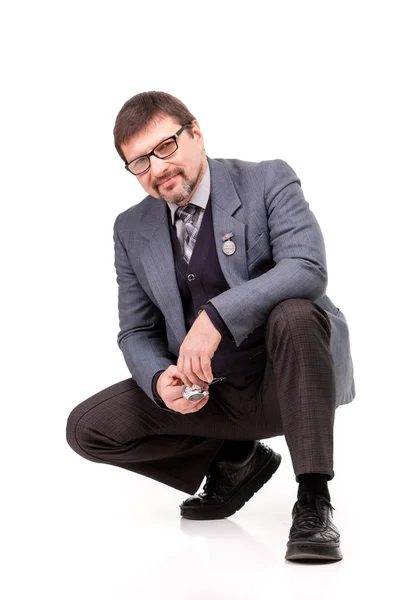 Egy jóképű férfi öltöny és a szemüveg, és egy órát; Fehér háttérben — Stock Fotó