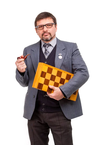 Egy jóképű férfi öltöny és a szemüveg, sakk, és a cső — Stock Fotó