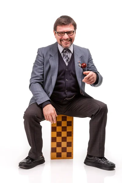 En stilig man i kostym och glasögon, med schack och en pipe för — Stockfoto