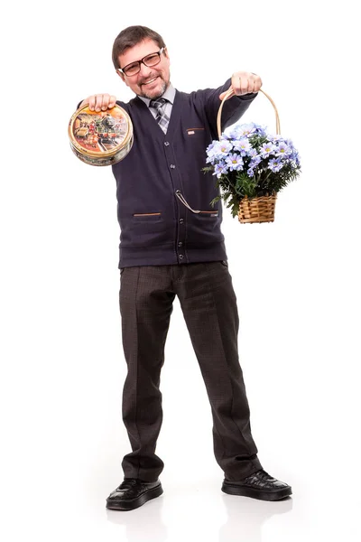 Egy jóképű férfi öltöny és a szemüveg, az édességek és a virágok; W — Stock Fotó