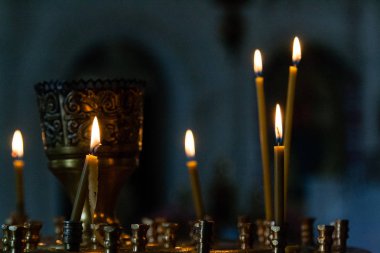 Kilise mumları yanık bir şamdan ICO zemin karşı