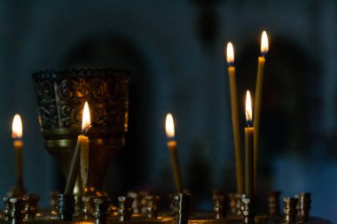 Kilise mumları yanık bir şamdan ICO zemin karşı