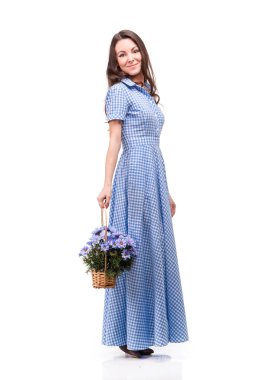 Çiçek chrysanthe ile mavi bir kafeste elbiseli güzel kız
