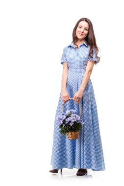 Çiçek chrysanthe ile mavi bir kafeste elbiseli güzel kız