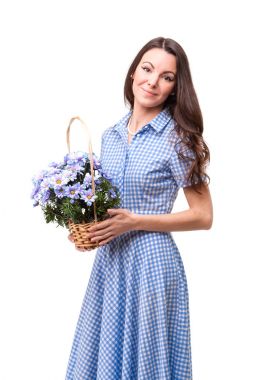 Çiçek chrysanthe ile mavi bir kafeste elbiseli güzel kız