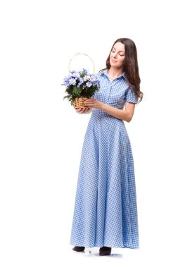 Çiçek chrysanthe ile mavi bir kafeste elbiseli güzel kız
