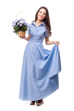 Çiçek chrysanthe ile mavi bir kafeste elbiseli güzel kız